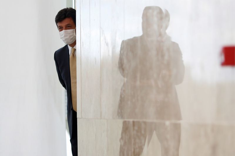 &copy; Reuters. Ministro da Saúde, Luiz Henrique Mandetta, usa máscara de proteção antes de entrevista coletiva em Brasília