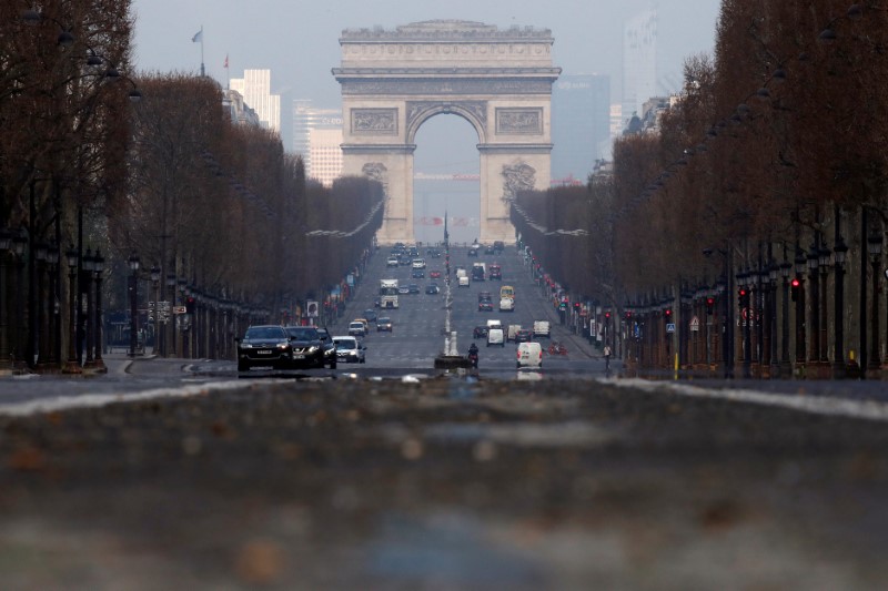 &copy; Reuters. The Champs Elysees avenue in Paris as a lockdown is imposed to slow the rate of the coronavirus disease in France