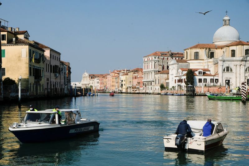 &copy; Reuters. Policiais conferem documentação de barco em canal de Veneza, na Itália
