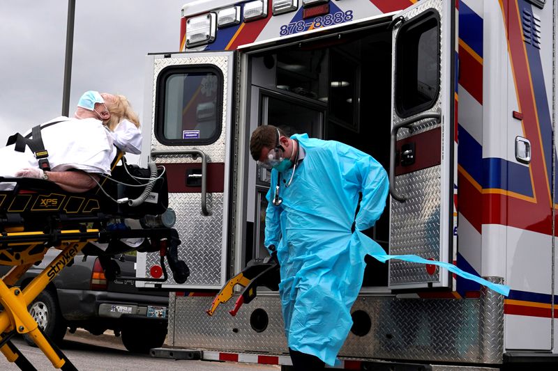 © Reuters. Com equipamentos protetores, paramédicos transportam paciente com suspeita de coronavírus em Shawnee, Oklahoma (EUA)