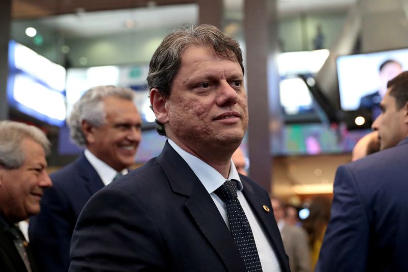 © Reuters. Ministro da Infraestrutura, Tarcísio Gomes de Freitas, durante leilão de concessões na bolsa de valores de São Paulo