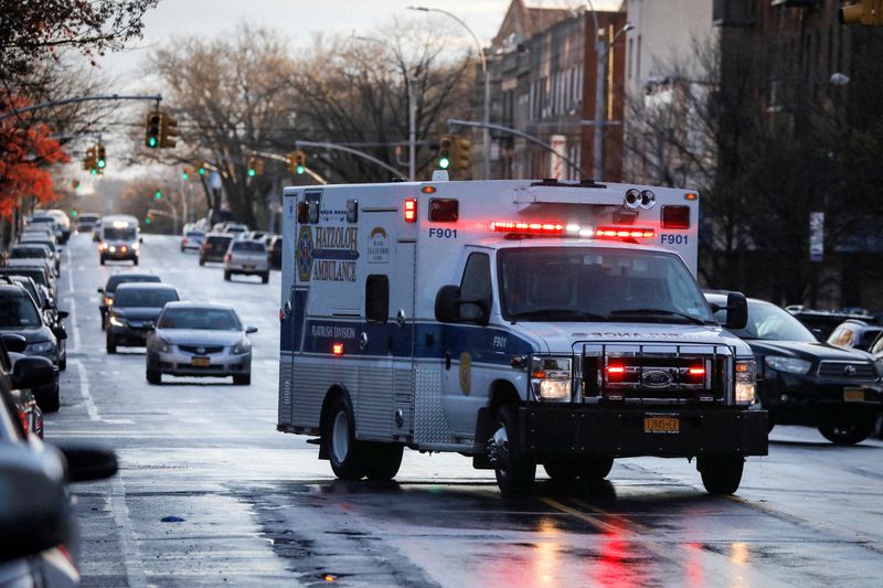 &copy; Reuters. Ambulância chega na área de emergência de centro médico no Brooklyn, em Nova York