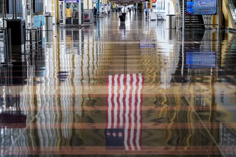 &copy; Reuters. FILE PHOTO: An airline pilot walks through Reagan National Airport in Washington