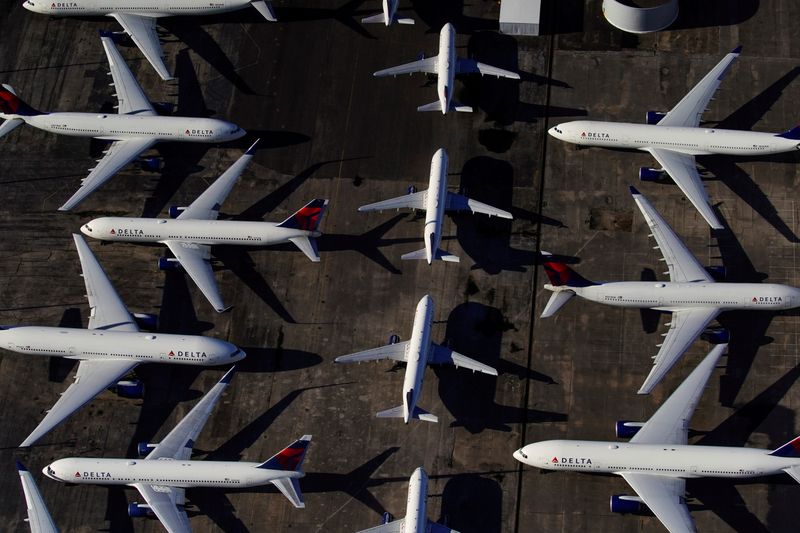 © Reuters. Delta Air Lines passenger planes parked in Birmingham
