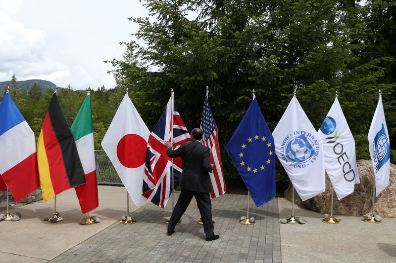 &copy; Reuters. Bandeiras de países do G7 e de órgãos como FMI e OCDE em cúpula do grupo em Whistler, Canadá