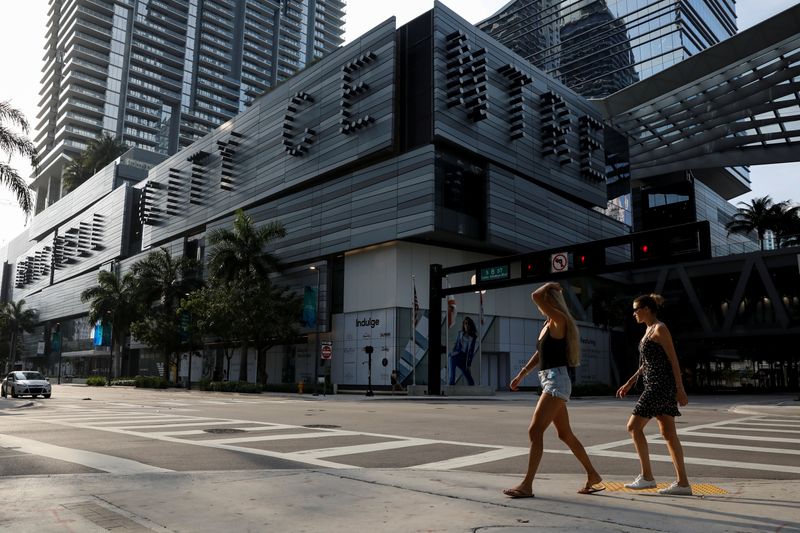 © Reuters. Women walk across an empty avenue during evening rush hour in downtown Miami