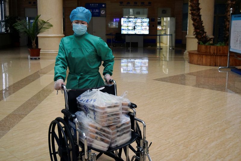 © Reuters. Medical worker moves food with a wheelchair at a hospital in Suifenhe