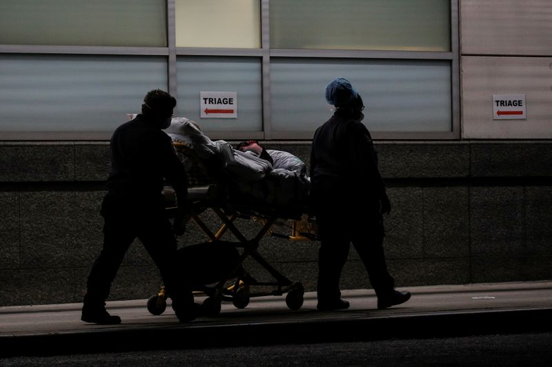 © Reuters. Los paramédicos llevan a un paciente al centro de emergencias del Centro Médico Maimonides durante el brote de la enfermedad por coronavirus (COVID19) en Brooklyn, Nueva York.