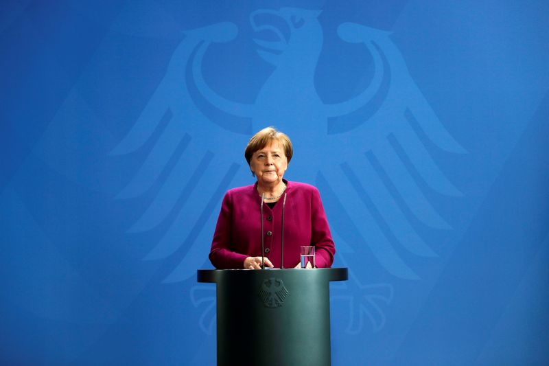 &copy; Reuters. La cancelliera tedesca Angela Merkel durante un briefing sulle misure del governo tedesco per evitare l&apos;ulteriore diffusione della malattia da coronavirus (COVID-19), a Berlino
