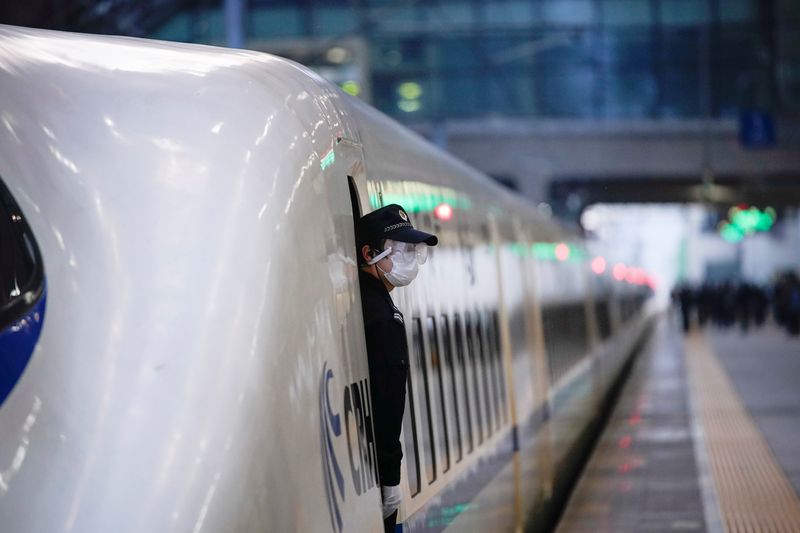 &copy; Reuters. 中国武漢市、月末までに鉄道や航空機の全面再開目指す＝副市長