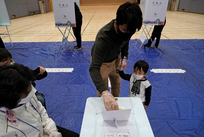 &copy; Reuters. 韓国総選挙、大統領率いる与党が過半数議席獲得へ＝出口調査