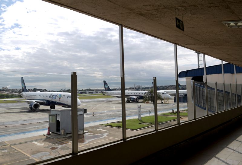 &copy; Reuters. Airplanes of Brazilian airline Azul are seen at the Pampulha airport after the company suspended several flights, amid a coronavirus disease (COVID-19) outbreak, in Belo Horizonte