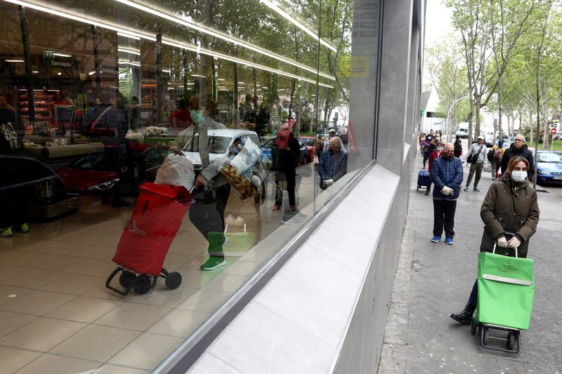 &copy; Reuters. Espanhóis aguardam em fila para entrar em supermercado de Madri