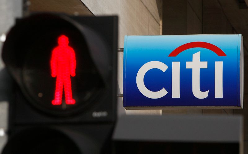 &copy; Reuters. Светофор напротив отделения Citibank в Сингапуре