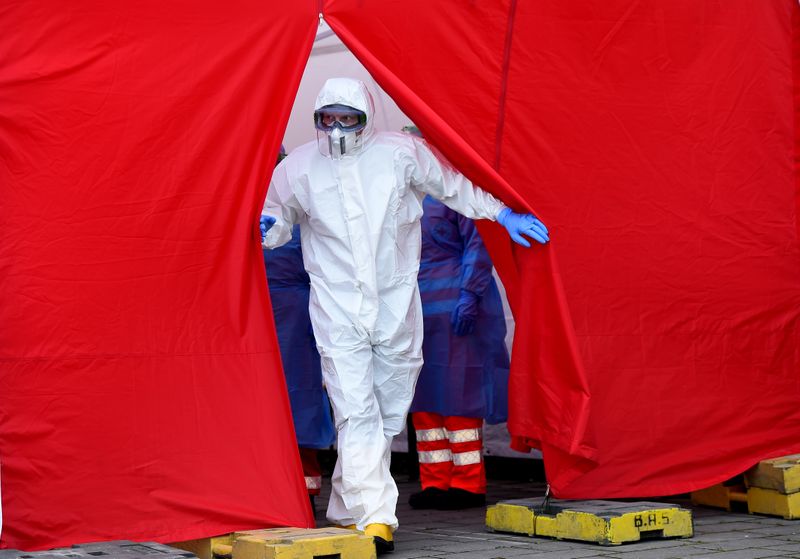 © Reuters. Profissional da saúde usando trajes de proteção se prepara para aplicar exame de coronavírus em Dresden, na Alemanha