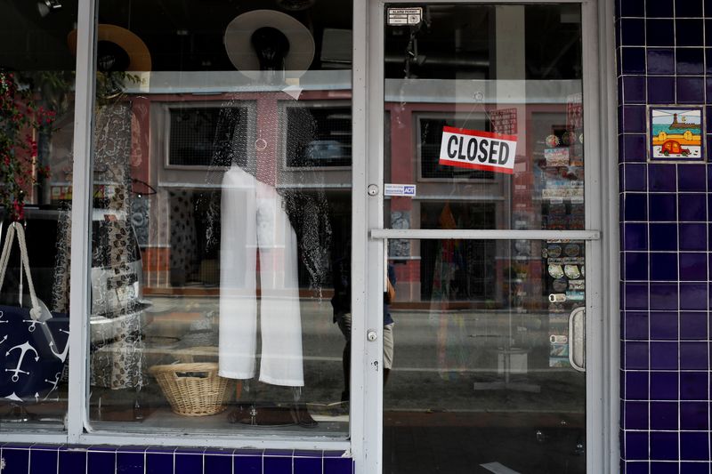 © Reuters. Loja em Miami fecha as portas durante crise por novo coronavírus