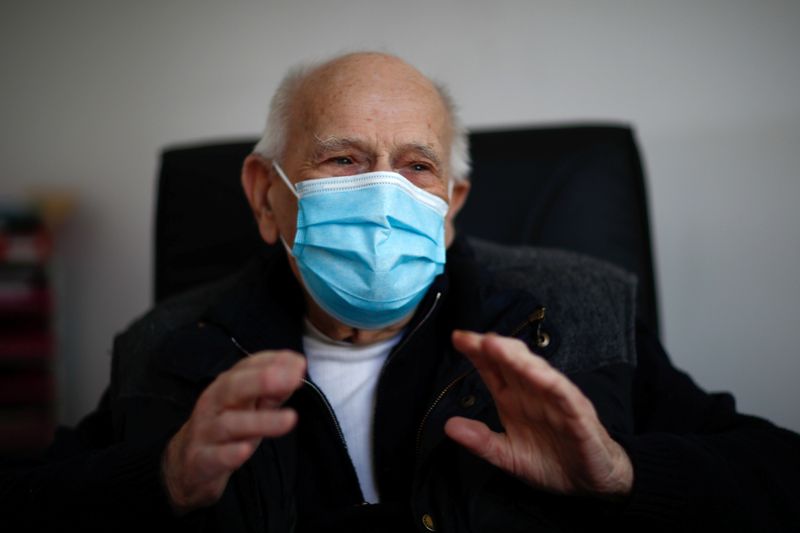 &copy; Reuters. CHRISTIAN CHENAY, 98 ANS, MÉDECIN AU TEMPS DU CORONAVIRUS