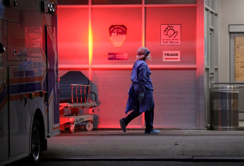 © Reuters. Medical workers respond at Maimonides Medical Center during the outbreak of the coronavirus disease (COVID19) in the Brooklyn borough of New York