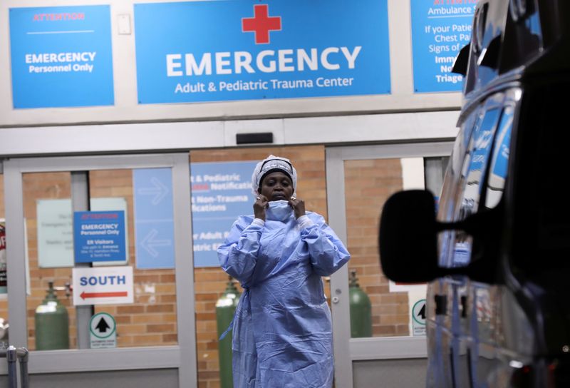 &copy; Reuters. Profissional de saúde em frente a centro de emergência de hospital no Brooklyn, em Nova York