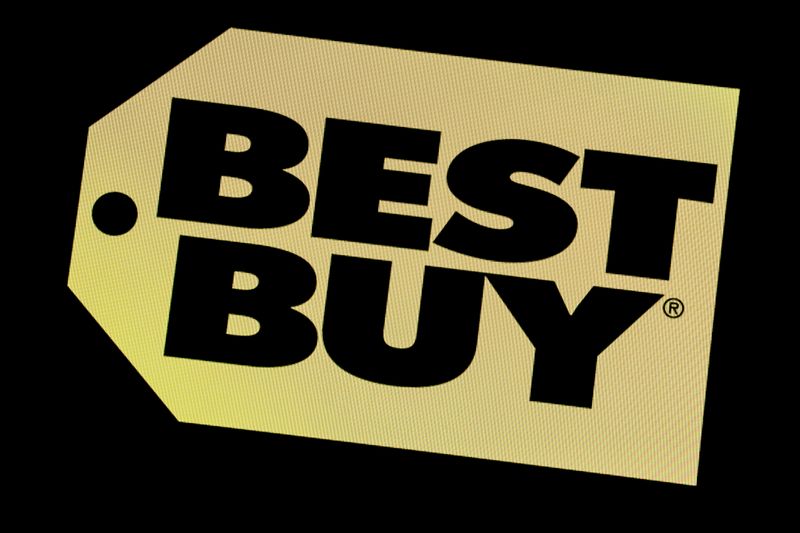 © Reuters. El logotipo de la compañía para Best Buy se muestra en una pantalla en el piso de la NYSE que se ve en Nueva York
