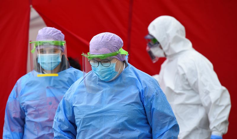 &copy; Reuters. Profissionais de saúde durante epidemia de coronavírus na Alemanha