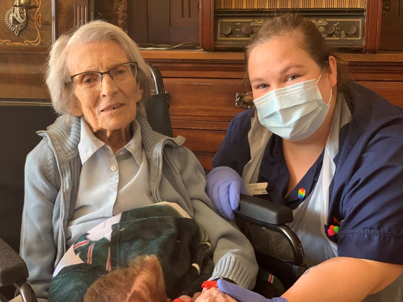 &copy; Reuters. Connie Titchen, de 106 anos e que se recuperou do Covid-19, posa para foto em Birmingham