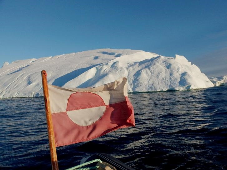 © Reuters. Bandeira da Groenlândia nos arredores de iceberg perto de Ilulissat