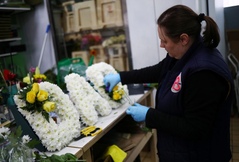 &copy; Reuters. Florista prepara arranjo para funeral em Londres