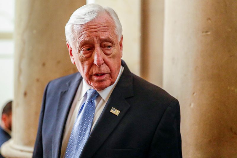 &copy; Reuters. FILE PHOTO: House Majorty Leader Hoyer walks inside Capitol in Washington