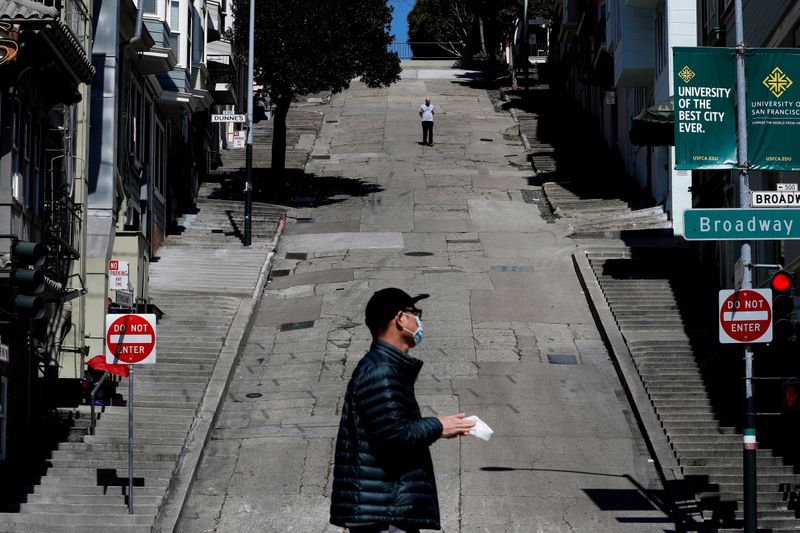 © Reuters. FILE PHOTO: People walk on the streets in San Francisco