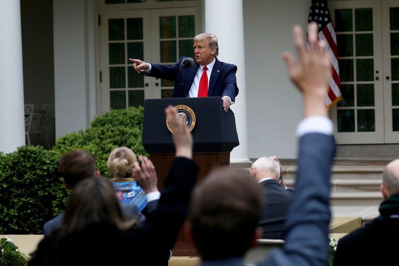 © Reuters. FOTO DE ARCHIVO: El presidente de los Estados Unidos, Trump, dirige una sesión informativa diaria de respuesta al coronavirus en la Casa Blanca en Washington