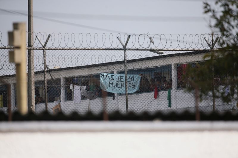 © Reuters. Vista externa da penitenciária de La Modelo, em Bogotá, Colômbia; na imagem, presos protestam pedindo para que governo tome medidas para conter coronavírus no sistema