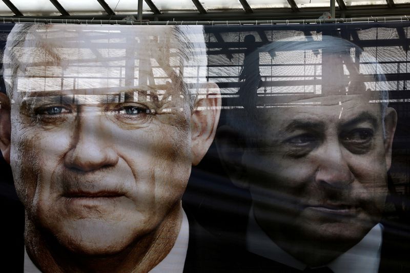 &copy; Reuters. FILE PHOTO: A banner depicts Benny Gantz, leader of Blue and White party, and Israel Prime minister Benjamin Netanyahu, as part of Blue and White party&apos;s campaign ahead of the upcoming election, in Tel Aviv