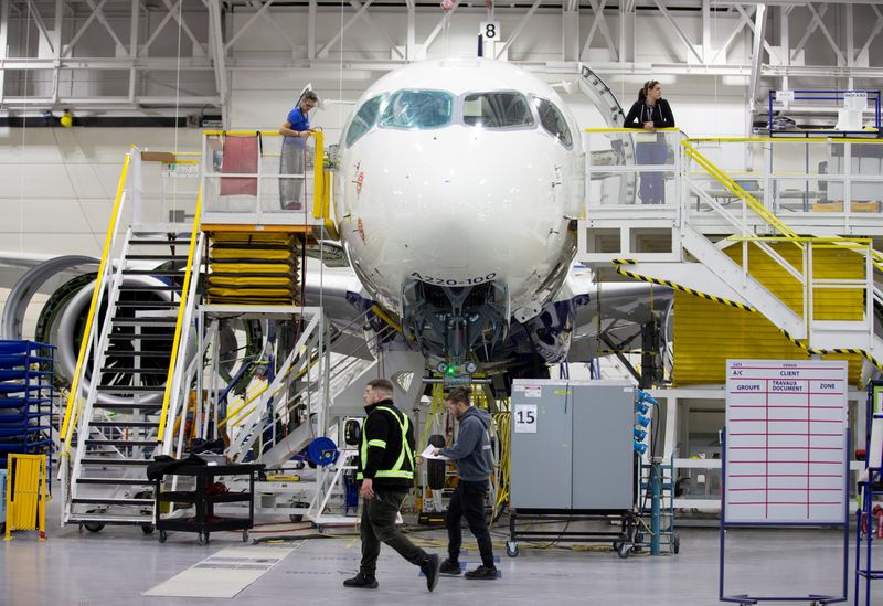 &copy; Reuters. FILE PHOTO: Employees work on an Airbus A220-300 at their facility in Mirabel
