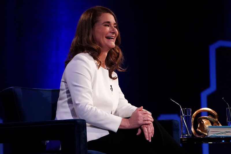 © Reuters. FOTO DE ARCHIVO: Melinda Gates habla con Oprah Winfrey en el escenario durante una grabación de su programa de televisión en el distrito de Manhattan de Nueva York
