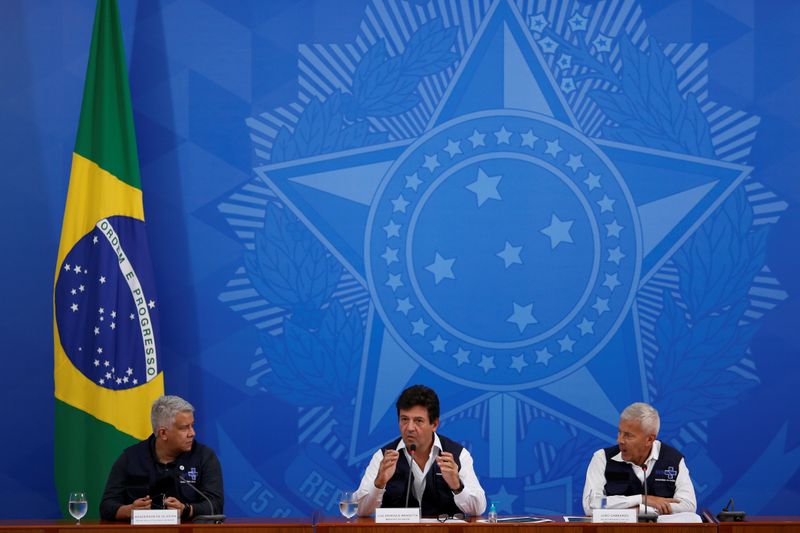 &copy; Reuters. Ministro da Saúde, Luiz Henrique Mandetta, e secretários Wanderson Oliveira e João Gabbardo, em entrevista coletiva