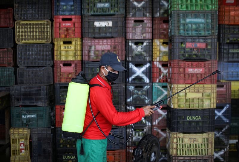 &copy; Reuters. Funcionário municipal desinfecta área do porto de Manaus