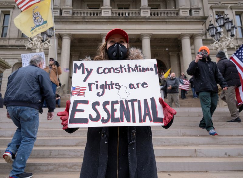 © Reuters. Protesters against the state's extended stay-at-home order demonstrate in Lansing