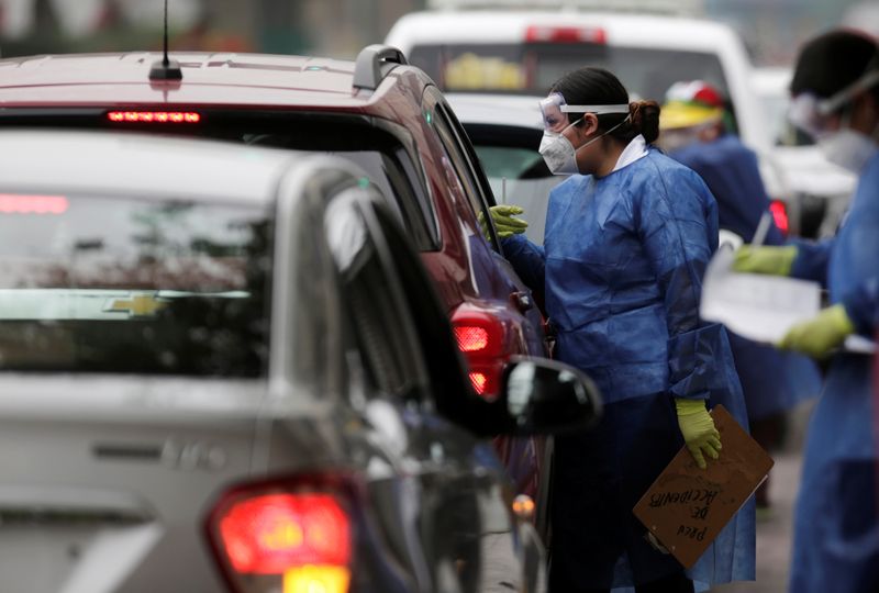 &copy; Reuters. Health workers wearing protective gear test people for coronavirus disease (COVID-19) at a drive-through testing station, as the spread of the coronavirus disease (COVID-19) continues, in Monterrey
