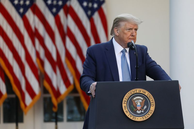 © Reuters. U.S. President Trump leads daily coronavirus response briefing at the White House in Washington