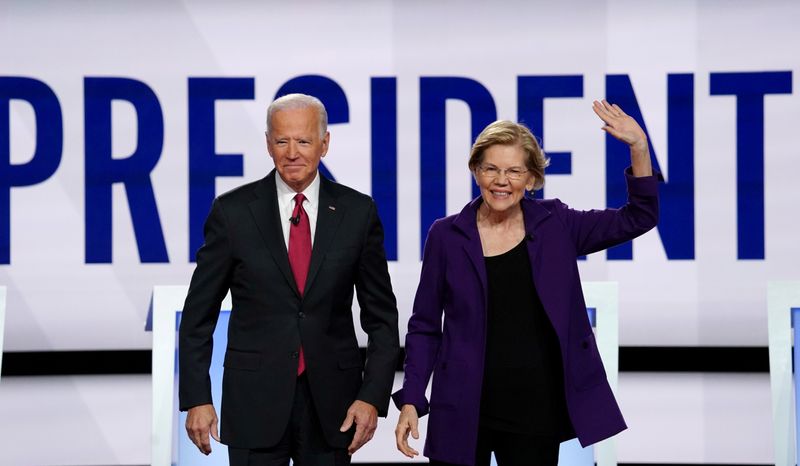 &copy; Reuters. FILE PHOTO: Democratic presidential candidates Biden and Warren pose together in Westerville