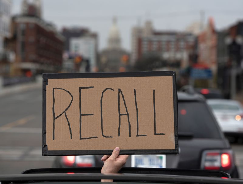 © Reuters. Protesters against the state's extended stay-at-home order demonstrate in Lansing