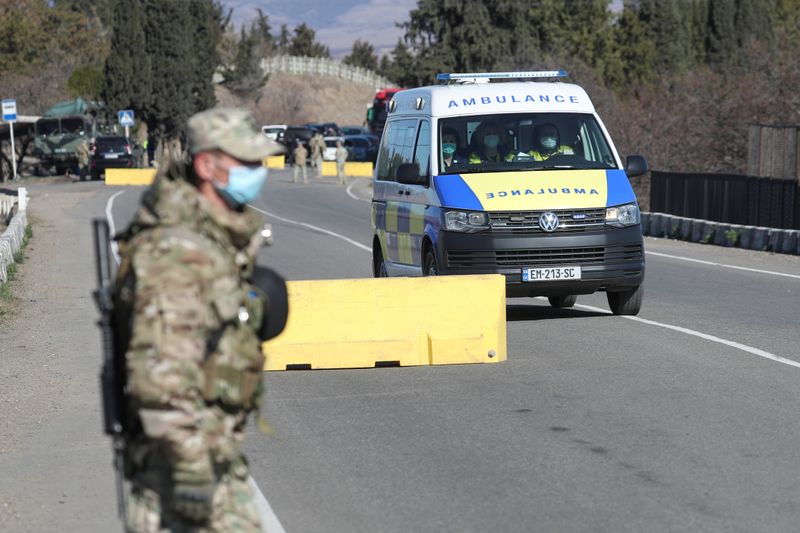 &copy; Reuters. Грузинский военный на КПП вблизи Тбилиси