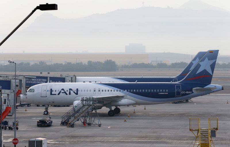 &copy; Reuters. Foto de archivo. Aviones pertenecientes a LATAM Airlines permanecen en el Aeropuerto Internacional de Santiago