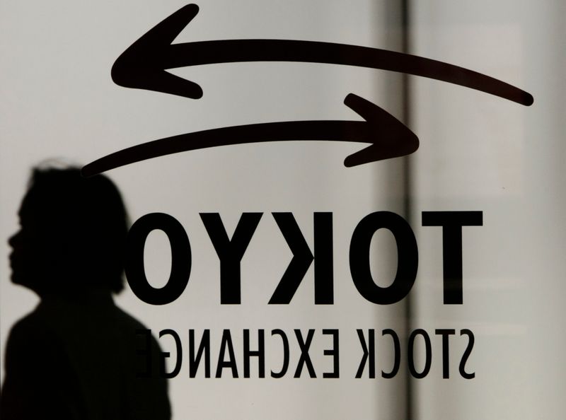 &copy; Reuters. Логотип Токийской фондовой биржи в здании биржи