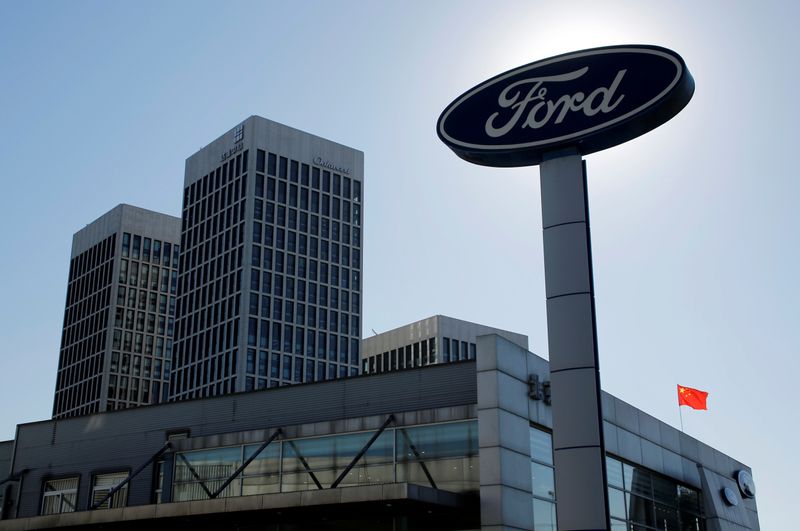 &copy; Reuters. FILE PHOTO: Chinese national flag flies on the roof of a Ford car dealership in Beijing