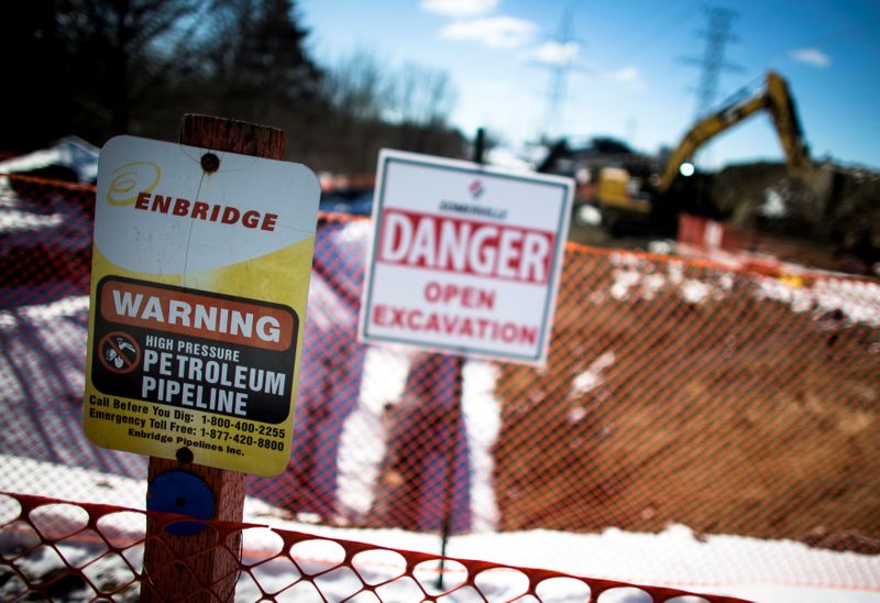 &copy; Reuters. FILE PHOTO: A sign warning of a high pressure petroleum pipeline is seen on the &quot;Line 9&quot; Enbridge oil pipeline as it is worked on in East Don Parkland in Toronto
