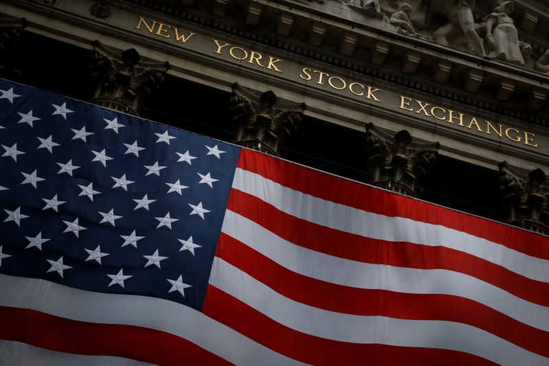 © Reuters. The New York Stock Exchange (NYSE) is seen in the financial district of lower Manhattan during the outbreak of the coronavirus disease (COVID-19) in New York