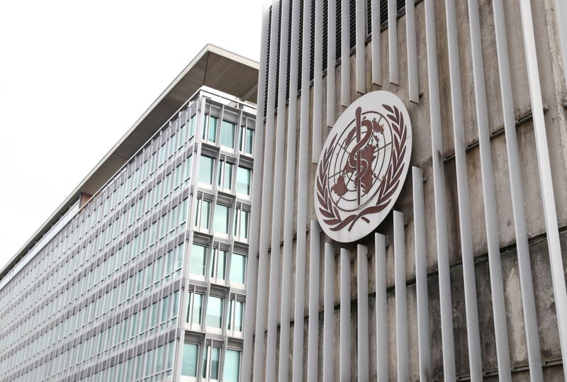 &copy; Reuters. Логотип Всемирной организации здравоохранения (ВОЗ) на штаб-квартире организации в Женеве