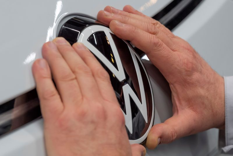 © Reuters. FOTO DE ARCHIVO: Un empleado arregla un letrero de VW en una línea de producción del Volkswagen eléctrico modelo ID.3 en Zwickau, Alemania